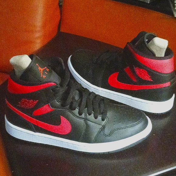 NWOT WMS NIKE AIR JORDAN 1 MID  BLK/SIREN RED/WHT - Picture 3 of 6